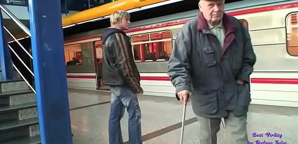  Dalla metro scende la fidanzata e la porta subito a scopare sul tetto della stazione